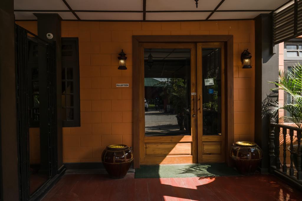 The Manor Hotel Ньоншуэ Экстерьер фото
